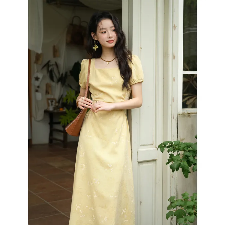 谜秀新品姜黄暗纹竹叶提花国风连衣裙女泡泡袖月牙褶显瘦裙
