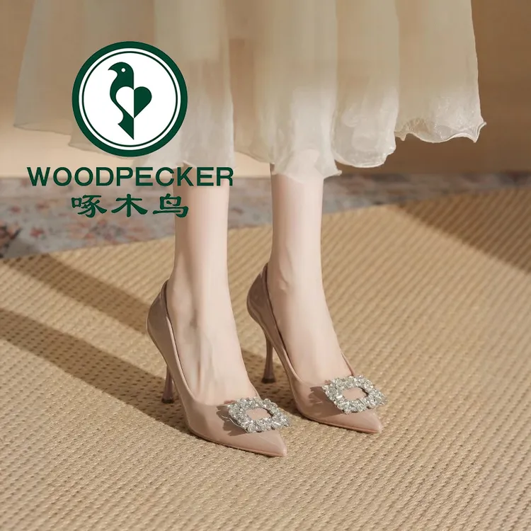 啄木鸟水钻方扣高跟鞋女2025新款春秋气质漆皮尖头细跟浅口鞋裸色