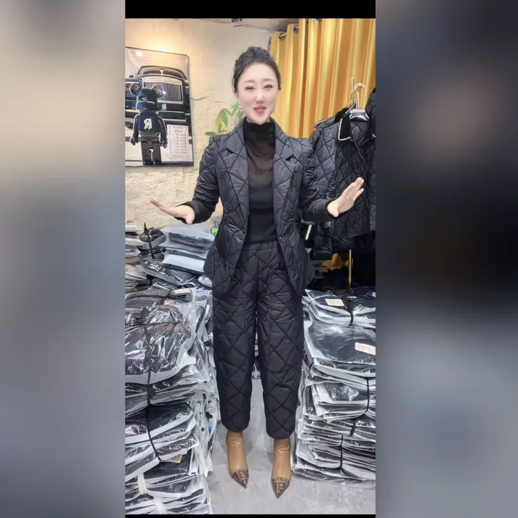 （9011）雅伊裳品2025年冬季新款菱形格气质显瘦百搭西服棉服女