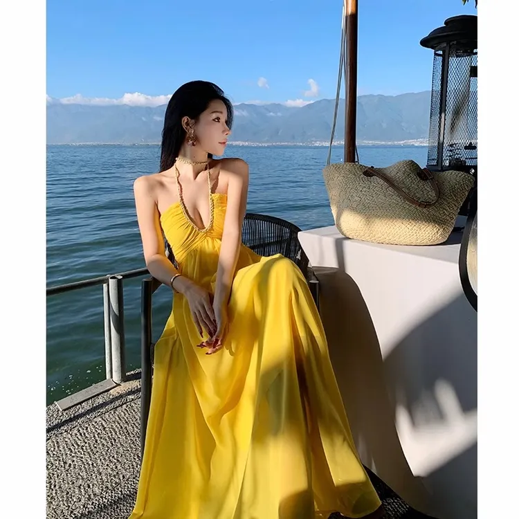 黄色挂脖抹胸连衣裙夏季三亚海边拍照裙子氛围感气质度假风海岛裙