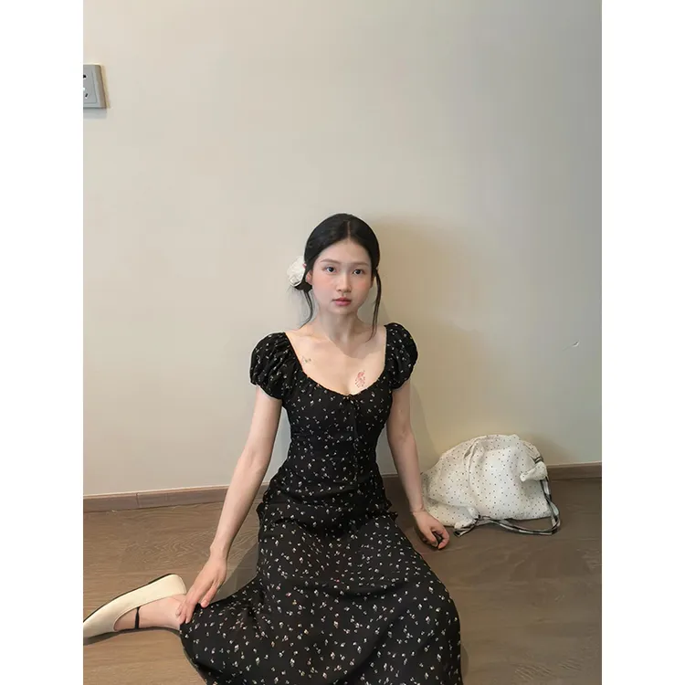 黑色方领碎花泡泡袖连衣裙女夏季新款休闲度假风收腰显瘦a字长裙