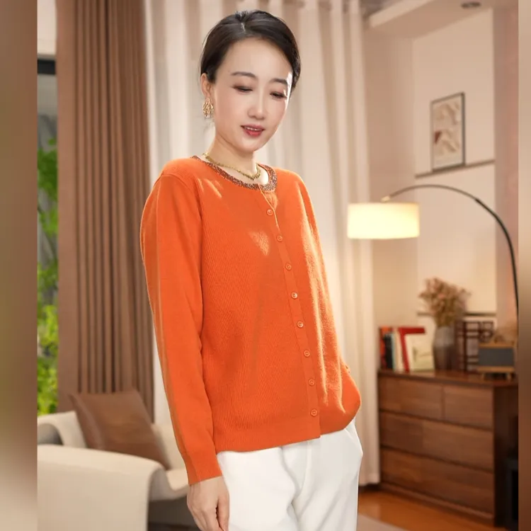 莲羽·Sister100纯羊毛休闲减龄烫钻女士纽扣开衫上衣992513#