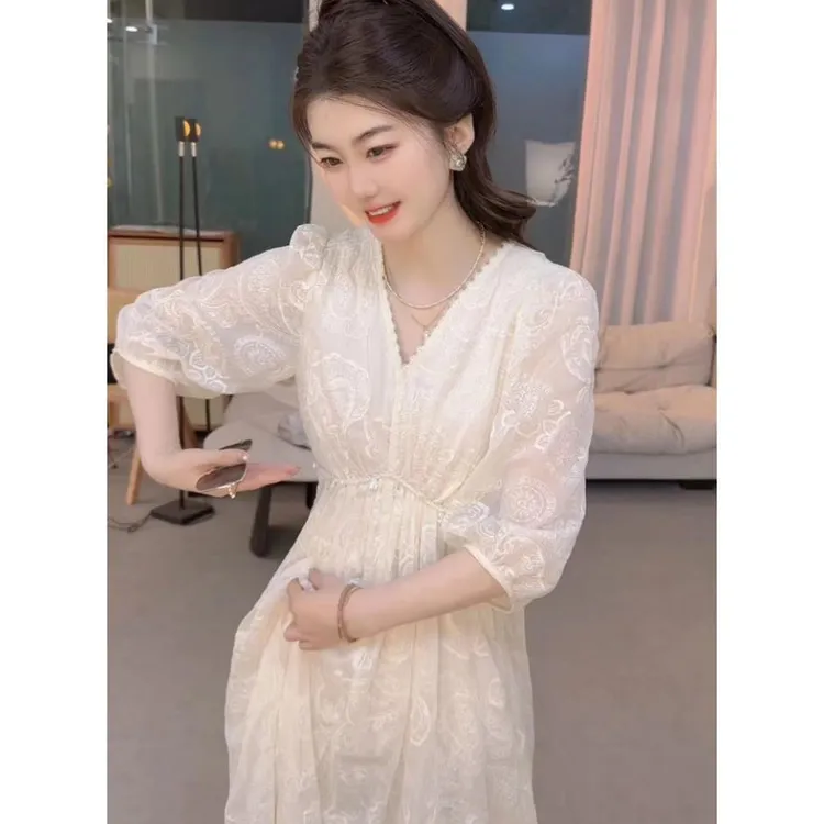 风绣花领七分袖连衣裙女2025夏季新款温柔时尚气质收腰显瘦裙