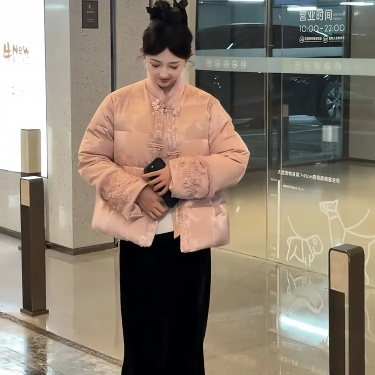 2025新中式国风羽绒服高级重工刺绣亮片袖立领白鸭绒拼接气质外套