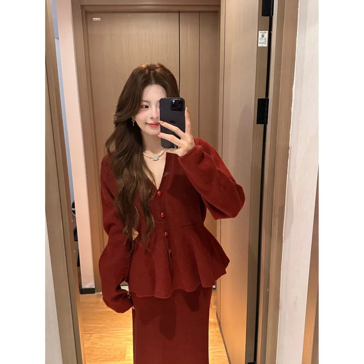 2025新款毛衣套装红色毛衣遮肉针织鱼尾开衫配修身半身裙