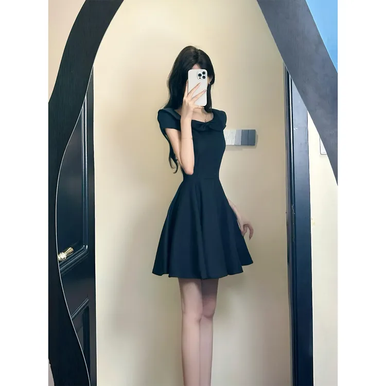黑色一字肩赫本风连衣裙女夏千金收腰A字短裙绝美娃娃领小黑裙子