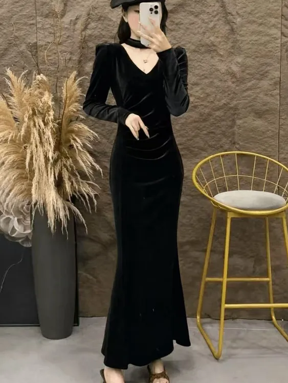 法式黑色收腰V领丝绒长袖连衣裙女2025秋季新款修身显瘦鱼尾长裙