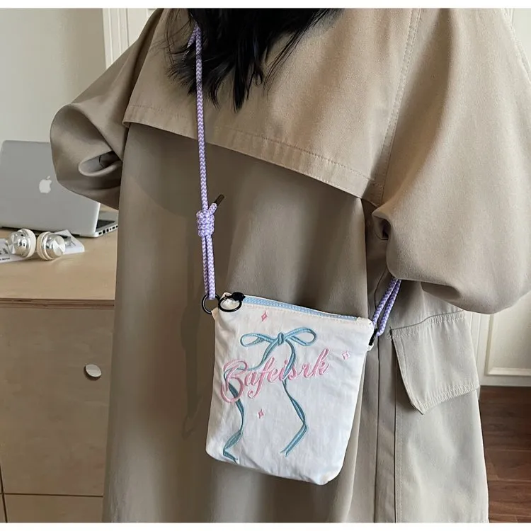 2025新款刺绣尼龙户外防水日系百搭可调节斜挎包小挎包女