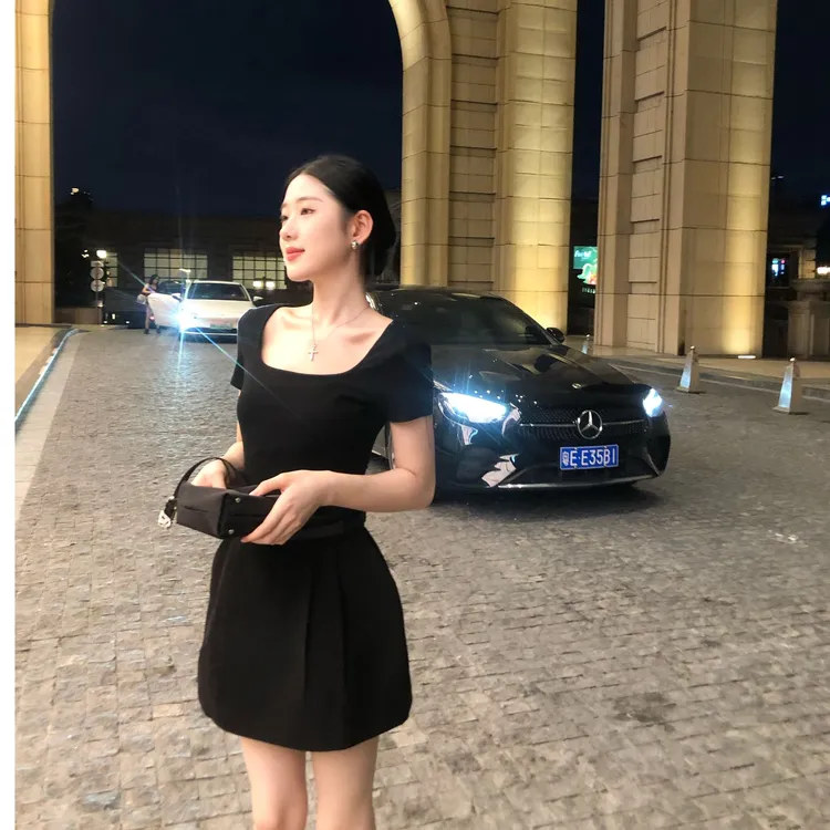 纯欲露背系带短袖T恤修身显瘦上衣配两件套别致辣妹半身裙套装