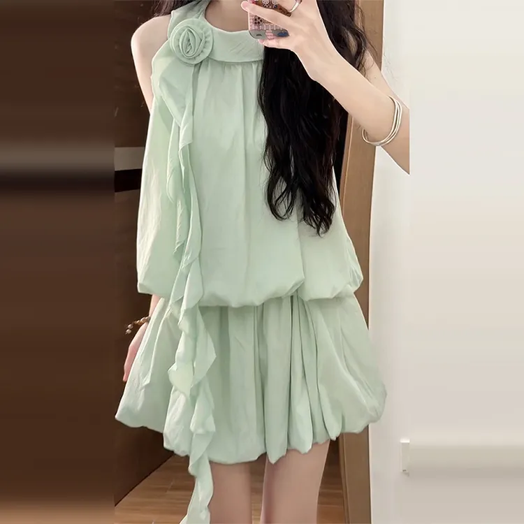 海边度假绿色挂脖连衣裙子女夏2026新款流行爆款绝美沙滩短裙套装