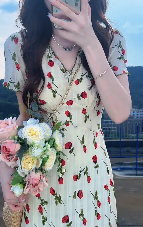 法式碎花v领连衣裙子女装夏季2025新款流行爆款收腰显瘦长裙9009