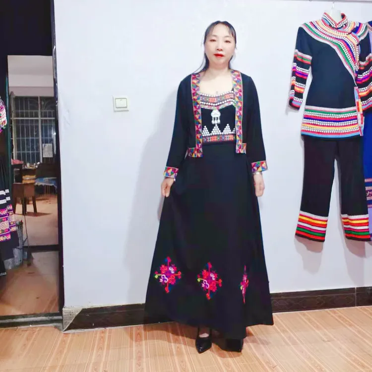 少数民族风哈尼族绣花长款传统服装适合演出与日常穿着长款