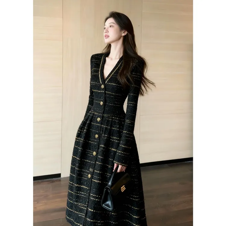 秋季巨好看富家千金miu系黑色小香风气质v领连衣裙女2025年新款