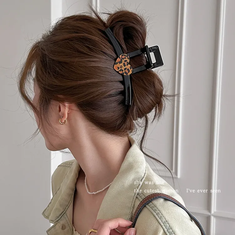 复古豹纹爱心抓夹女2025新款高级感发夹后脑勺鲨鱼夹大号发卡夹子