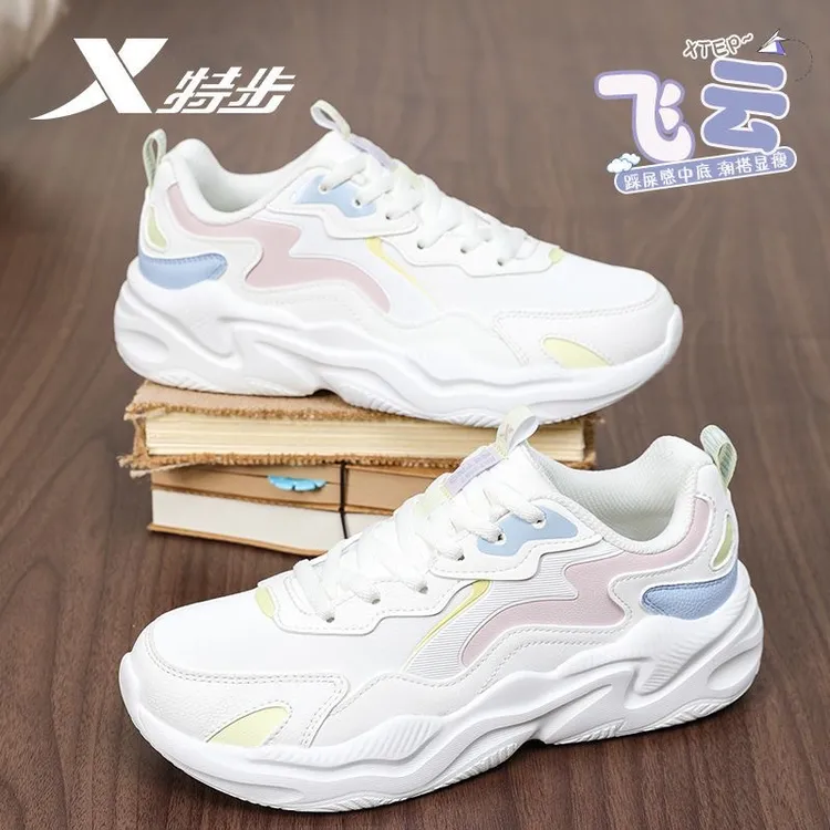 特步女鞋皮面防水跑步鞋2025秋季减震跑鞋女款轻便军训运动鞋学生