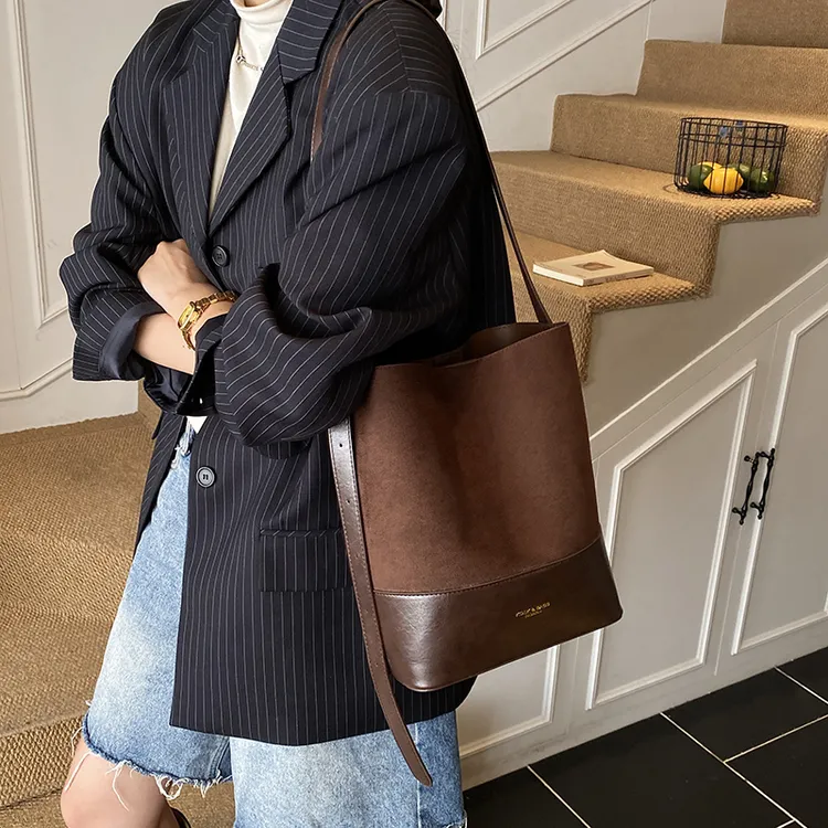 PARACVTOU/帕卡图秋冬复古磁扣磨砂耐磨文艺桶包单肩包通勤托特包