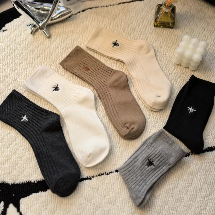 （潘潘专属）miu秀场小蜜蜂刺绣竖条纹双针袜纯棉中筒袜韩国ins女袜