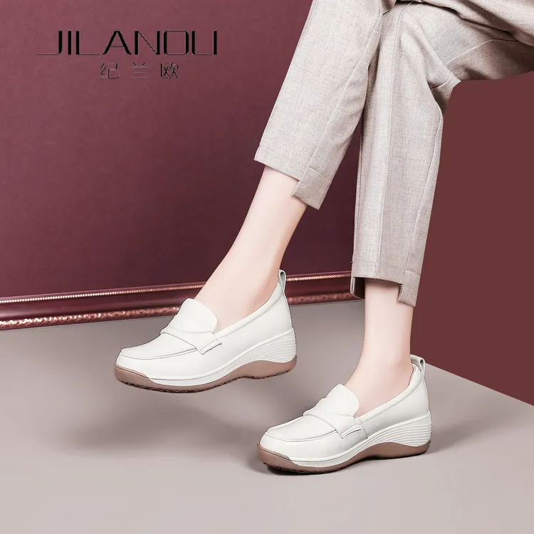 休闲真皮乐福鞋女2025秋新款白色软底妈妈单鞋圆头不累脚坡跟女鞋