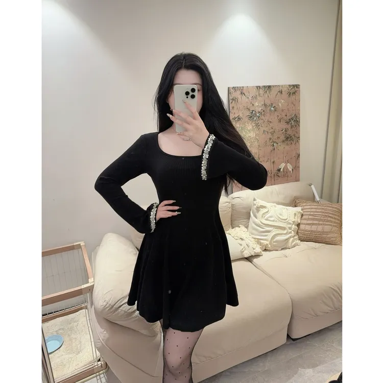 冬季针织小黑裙方领喇叭长袖钉珠高级感法式收腰连衣裙修身打底