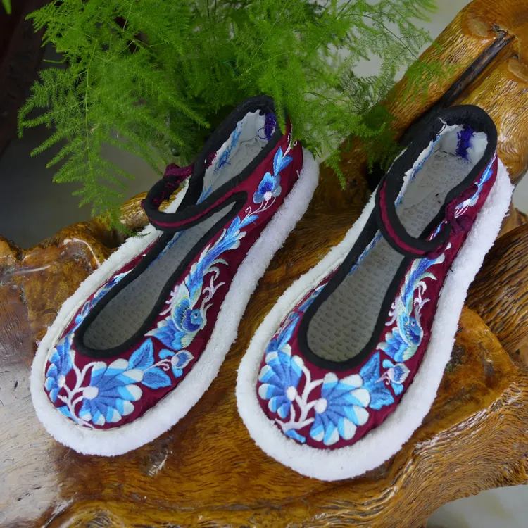 禄劝彝族小圆口紫色女士绣花鞋纯手工毛边婚鞋平底中国风软底