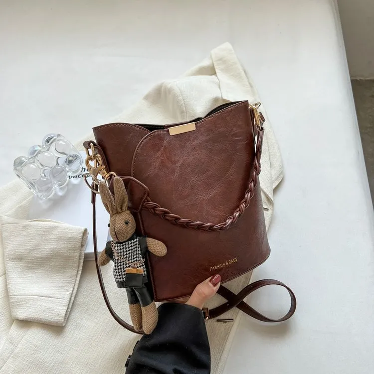 小包今年流行复古通勤包包女2025冬新款小众单肩斜挎包百搭水桶包