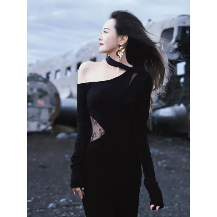 今年流行黑色斜肩丝绒连衣裙女2025秋季出席重要场合独特别致长裙