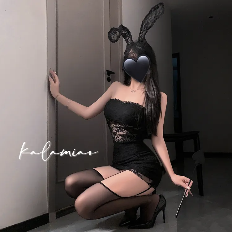 咔啦喵~「致命玫瑰」性感蕾丝拼接镂空挂脖连衣裙气质收腰包臀裙