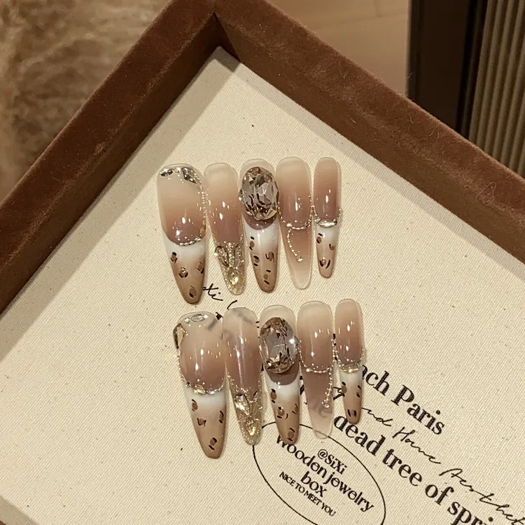 美甲秋冬美拉德白色法式豹纹爆闪香槟色椭圆钻野豹穿戴甲