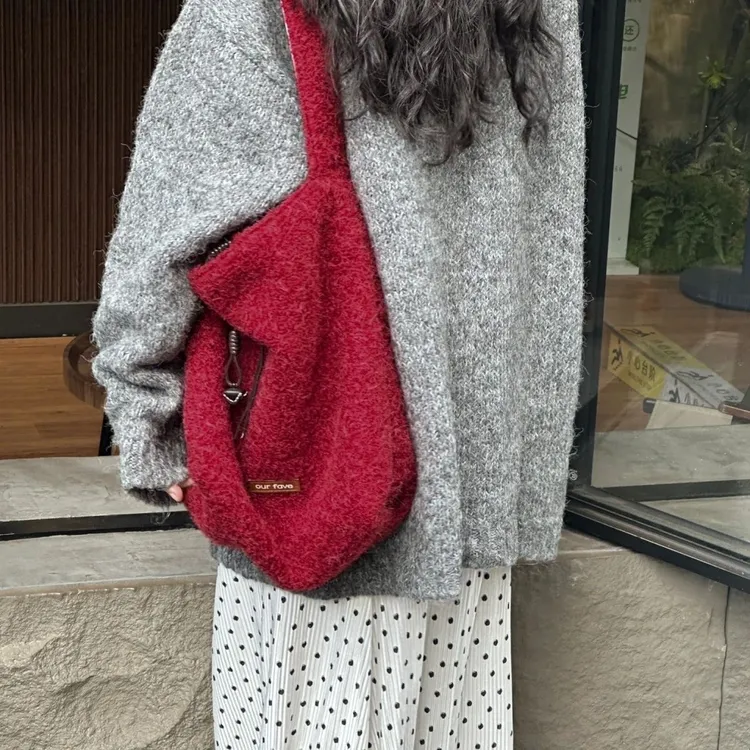 秋冬复古红羊驼毛绒包包韩国水桶单肩斜挎包百搭大容量通勤包