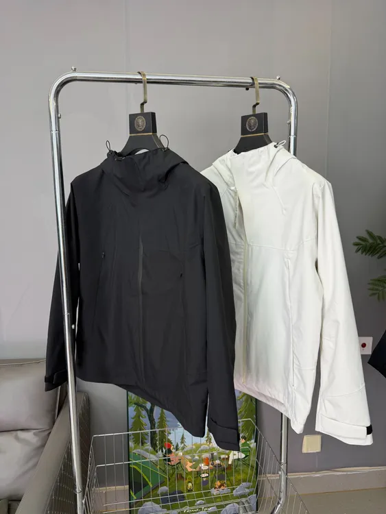 男士秋季户外三防防风防泼水冲锋衣男款时尚休闲透气连帽梭织