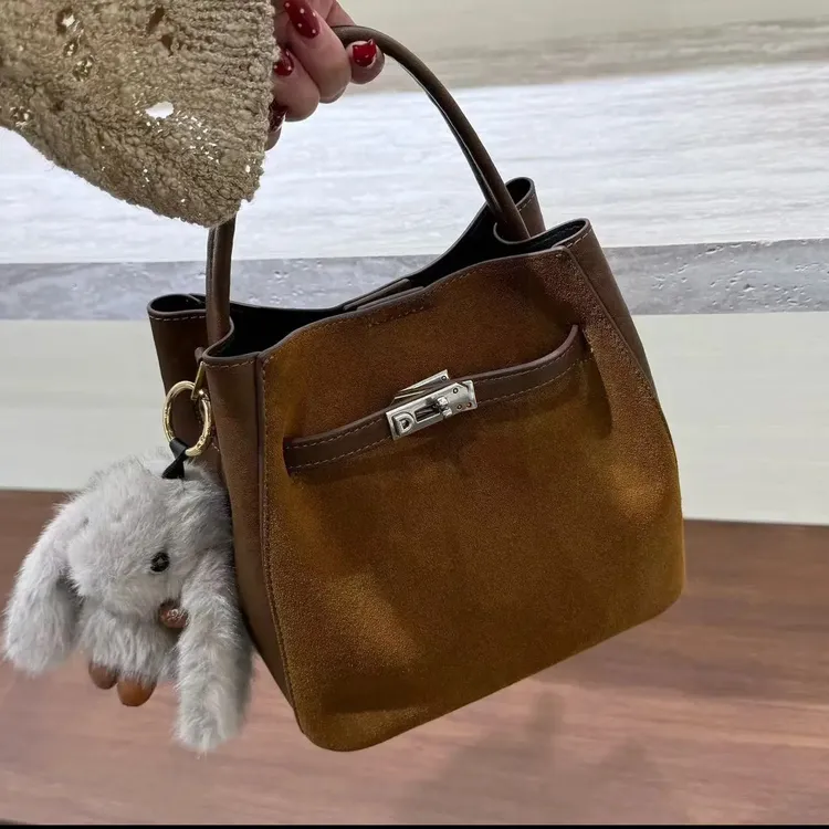 高级感磨砂皮水桶包包秋冬新款百搭复古手提包单肩斜挎包通勤女包