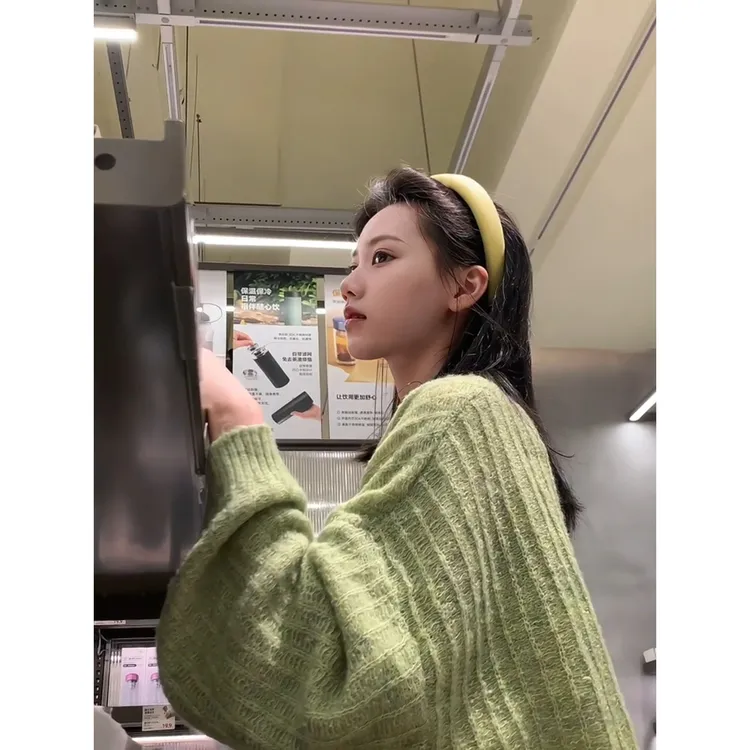 MARIE.COCO绿色毛衣秋冬慵懒风宽松高级感圆领套头复古针织衫上衣