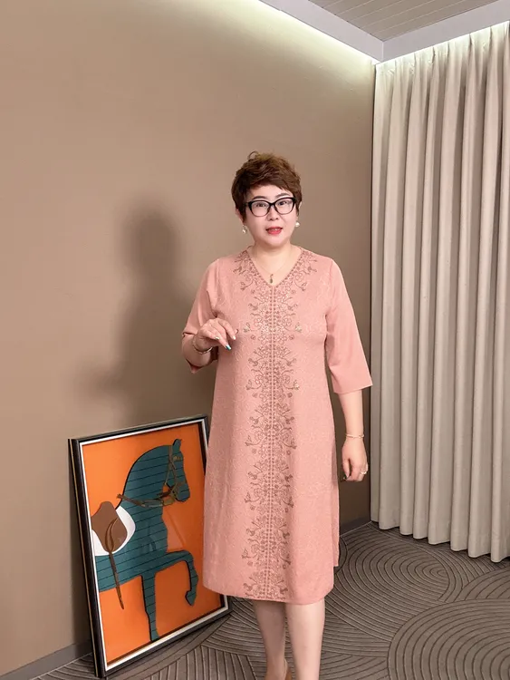 秋季V领春秋冬烫钻欧式连衣裙婚宴女装裙子结婚时尚潮流针织宽松