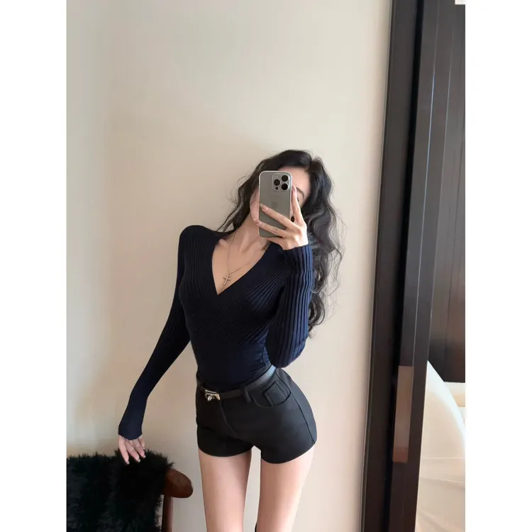 秋季新款时尚女生韩系ins衣服简约气质深V领气场强大女装轻奢上衣