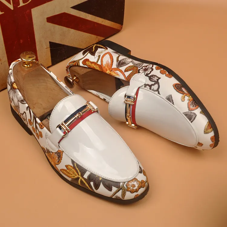 2025男士新款漆皮亮皮发型师商务休闲皮鞋一脚蹬潮流绣花尖头皮鞋