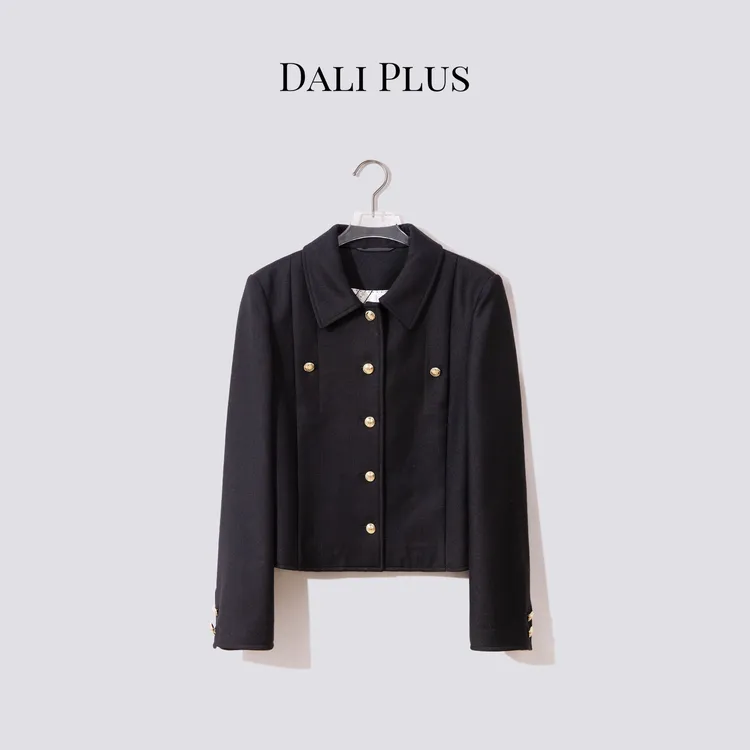 DALI PLUS高定版 黑色纽扣开合短款长袖呢外套-D5TY0108