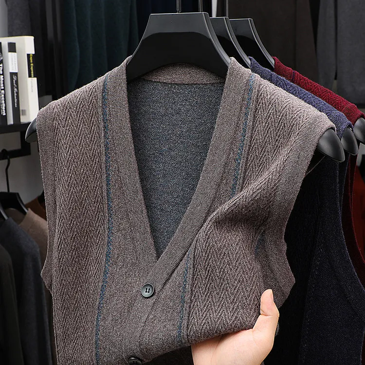 100山羊秋冬新款加厚男士无袖马甲开衫v领单排扣真口袋爸爸坎肩