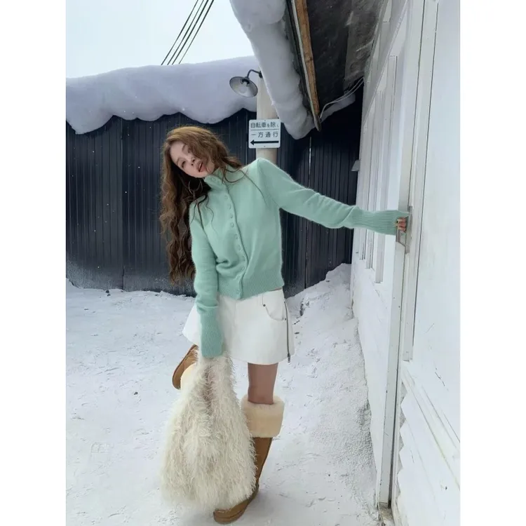 法式多巴胺立领设计感绝美针织开衫女秋冬白色休闲百搭直筒短裙潮