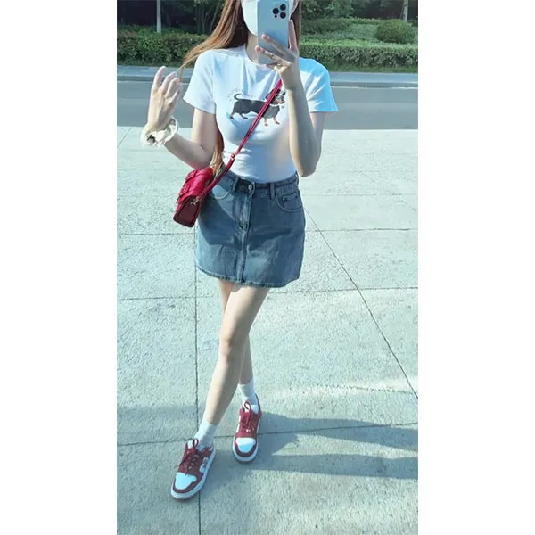 2025新款白色腊肠狗正肩短袖t恤女夏季短款百搭休闲上衣+裙子套装