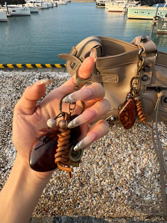 海南三亚特色旅游纪念品原创设计海南黄花梨牛皮手作挂件小众送人