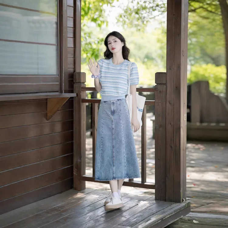 夏季爆款温以凡穿搭蓝色休闲活泼搭配针织时尚浅蓝色牛仔半身裙潮