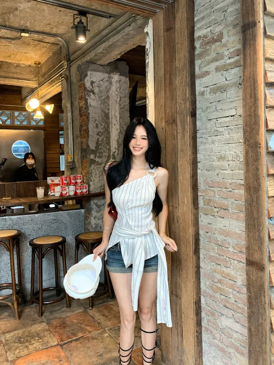 不规则条纹斜肩吊带背心女夏季绑带修身无袖外穿小众辣妹显瘦上衣