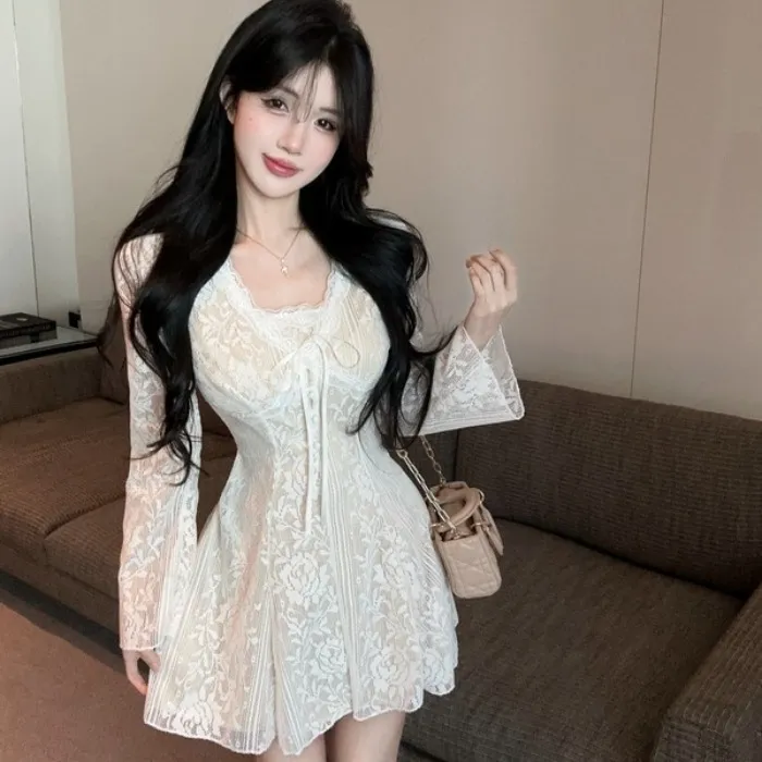 法式纯欲蕾丝长袖连衣裙女2026冬春新款设计感小众气质收腰裙子女