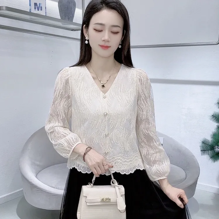 2025新款长袖蕾丝花边气质洋气百搭减龄打底上衣显瘦时尚镂空法式