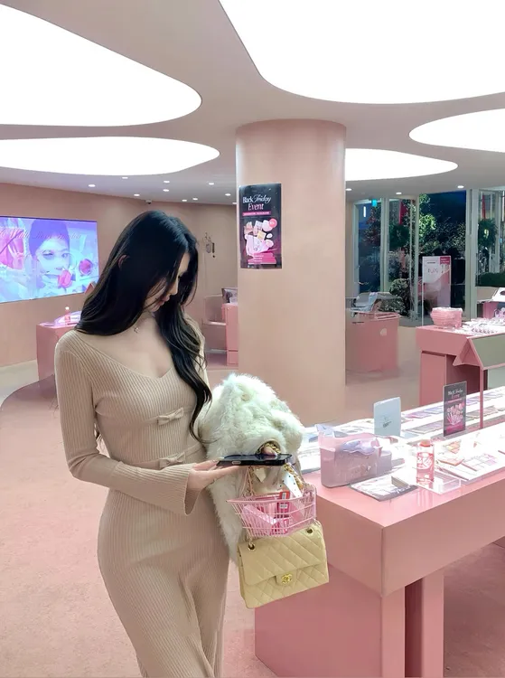 温柔V领蝴蝶结连衣裙女秋冬时尚收腰显瘦气质修身针织长袖裙子