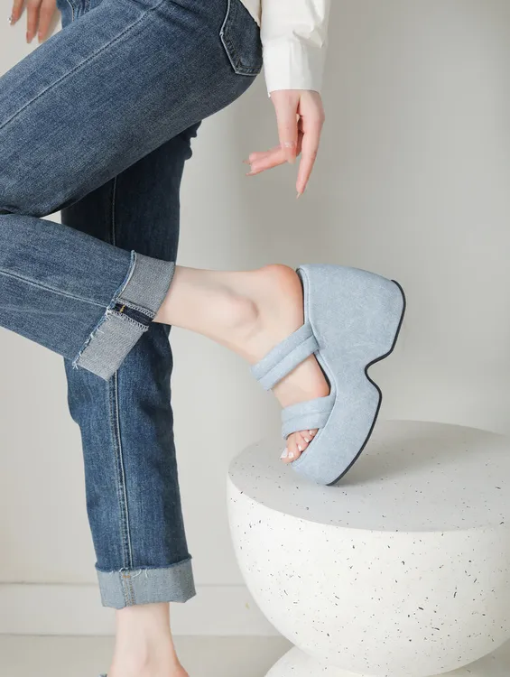 网红风时尚外穿厚底坡跟凉拖鞋女2025夏季新款水台懒人高跟一字拖