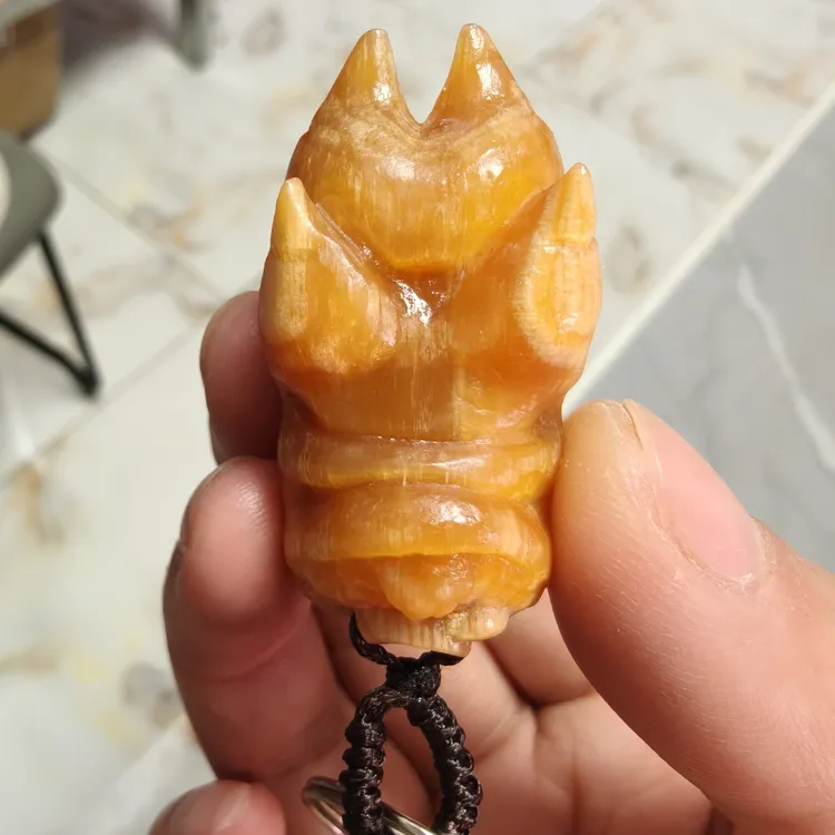 长白山琥珀木手工雕刻小搂钱耙子钥匙扣尺寸2.6x4.5天然随机发