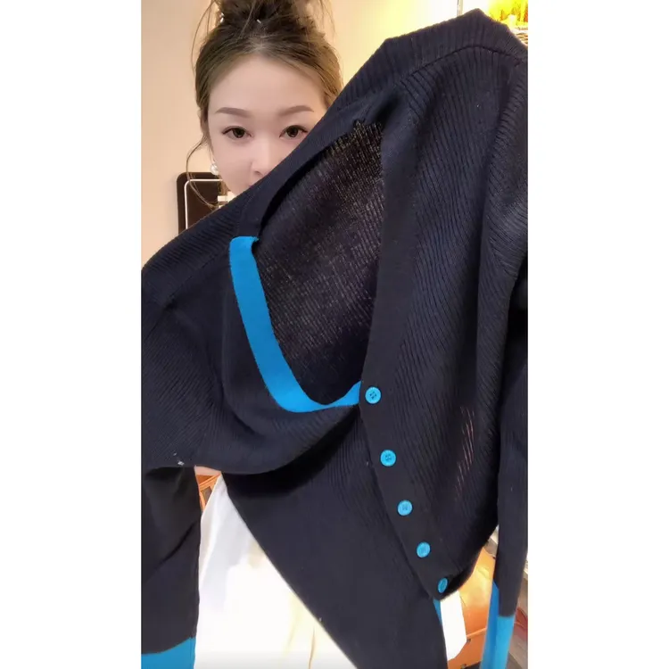 今年流行穿搭2025早秋新款温柔风拼色修身毛针织衫排扣假两件上衣