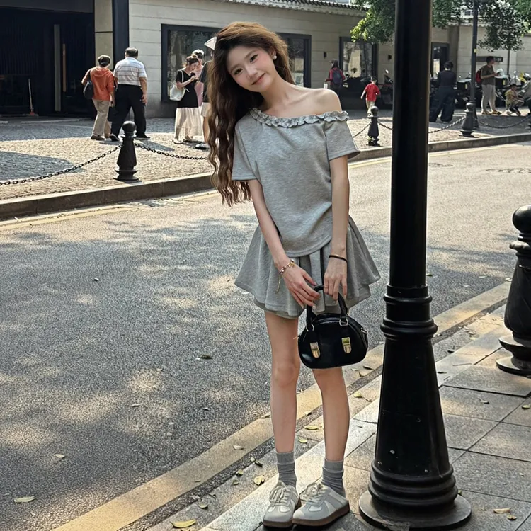 灰色立体花朵斜肩短袖T恤女2025新款爆款夏季超好看独特温柔上衣