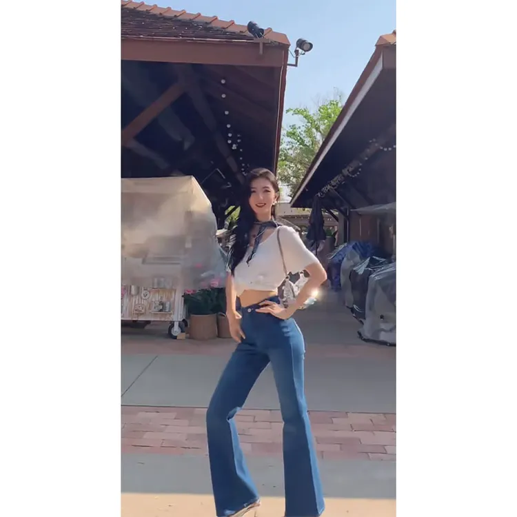 2025夏季韩系设计感小众纯欲v领短袖t恤女高级感百搭修身显瘦裤子